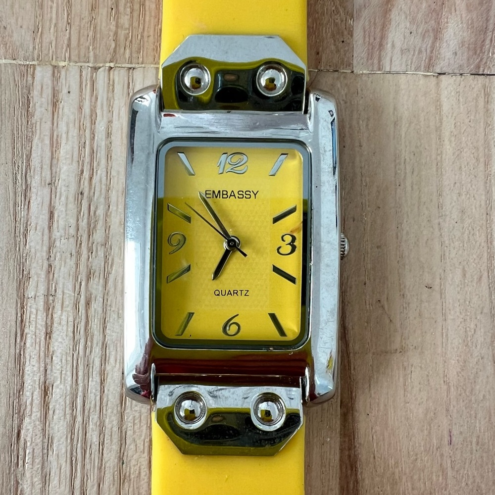 Embassy ladies rectangular silver tone sporty dress watch NEW BATTERY